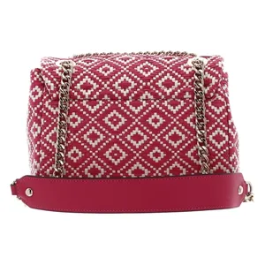 Bild von GUESS Rainee Convertible Xbody Flap Watermelon – Die perfekte Umhängetasche für jeden Anlass